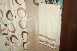 zwei Handtücher hängen auf einem Handtuchhalter im Bad in der Unterkunft Элитная Люкс квартира с видом на реку Иртыш! in Pawlodar + 16 Fotos