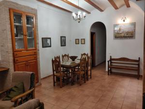 comedor con mesa y sillas en Casa Josefina, en Yátova