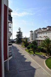 une rue vide dans une ville avec des bâtiments dans l'établissement APARTAMENTO PLAYA ARENAL, Jávea-Xàbia, à Jávea