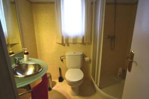 une salle de bain avec toilettes, lavabo et douche dans l'établissement APARTAMENTO PLAYA ARENAL, Jávea-Xàbia, à Jávea 11 autres photos