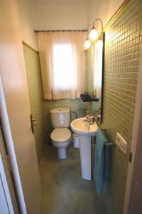 La petite salle de bains est pourvue de toilettes et d'un lavabo. dans l'établissement APARTAMENTO PLAYA ARENAL, Jávea-Xàbia, à Jávea