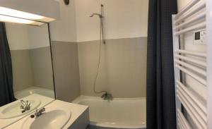 y baño con lavabo, ducha y bañera. en PERCHOIR 1 : Studio haut de gamme et lumineux en Turckheim