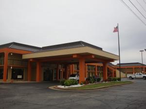 杰克逊Econo Lodge Inn & Suites Jackson Northwest的前面有旗帜的大建筑