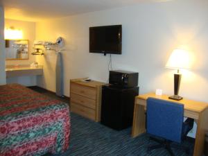 A television and/or entertainment centre at Econo Lodge Inn and Suites - Jackson