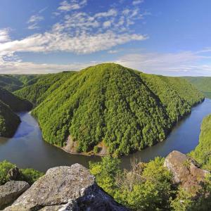 une île au milieu d'une rivière dans l'établissement Gite Clara, à Bassignac-le-Haut