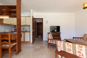 una cucina e un soggiorno con tavolo e divano di Apartamentos Melusina en Playa del Inglés al lado de la playa y las Dunas de Maspalomas a Playa del Ingles