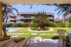 vista su un cortile con piscina e su un edificio di Apartamentos Melusina en Playa del Inglés al lado de la playa y las Dunas de Maspalomas a Playa del Ingles