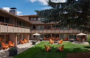 een hotel met stoelen en tafels op het gazon bij Tamarack Lodge in Ketchum