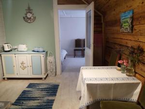 ein Esszimmer mit einem Tisch und einer Tür zu einem Schlafzimmer in der Unterkunft Viljandi Paadimehe Apartment in Viljandi