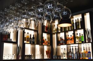 un bar con un montón de botellas de alcohol en NB Hotel&Spa, en Tetovo