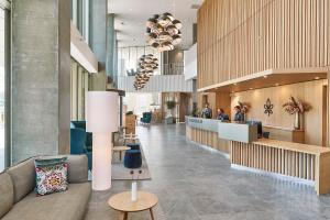 een lobby van een ziekenhuis met een wachtkamer bij Steigenberger Alsik – Hotel & Spa in Sønderborg