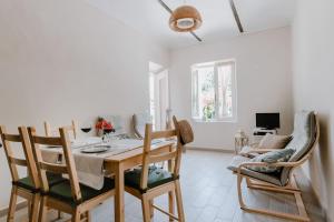 Televízia a/alebo spoločenská miestnosť v ubytovaní La Quiete del Roero - Casa Vacanze nel verde