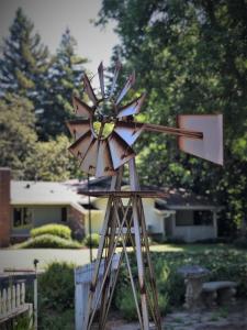 un mulino a vento in legno di fronte a una casa di Stahlecker House Inn a Napa