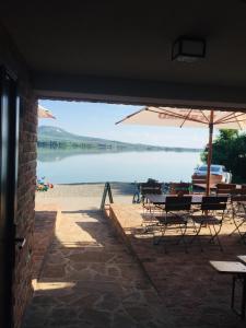 - une vue sur une plage dotée de chaises et d'un parasol dans l'établissement Penzion Šedivý, à Strachotín