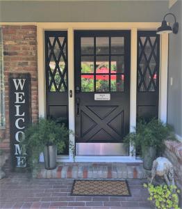 una puerta negra de una casa con dos macetas en Stahlecker House Inn, en Napa