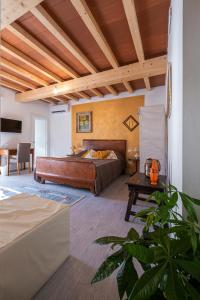 una camera con letto e soffitto in legno di La Villa 31 - Locazione Turistica a Rosignano Marittimo