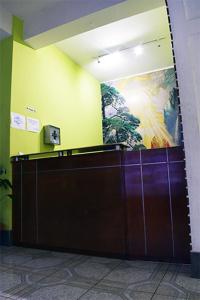 un vestíbulo con una puerta con una foto en la pared en Hotel Posada del Centro en Guatemala