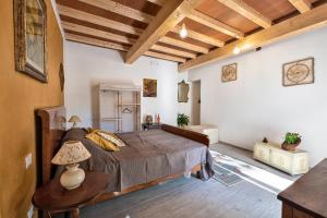 una camera con un grande letto e un tavolo di La Villa 31 - Locazione Turistica a Rosignano Marittimo
