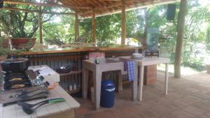 eine Außenküche mit einer Theke und einem Herd in der Unterkunft Casa Todo Bueno in Transito