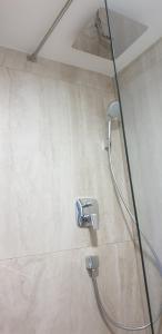 łazienka z prysznicem. w obiekcie Metropolis 1 w Sarajewie