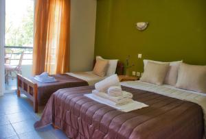 Un pat sau paturi într-o cameră la Hotel Barracuda