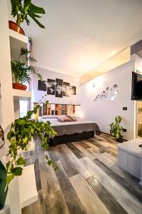 ein Schlafzimmer mit einem Bett und Topfpflanzen darin in der Unterkunft CIVICO 69 AFFITTACAMERE in La Spezia