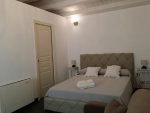 a bedroom with a bed with two towels on it at Casa Mireio in Modica