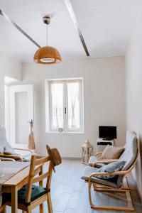 Televízia a/alebo spoločenská miestnosť v ubytovaní La Quiete del Roero - Casa Vacanze nel verde