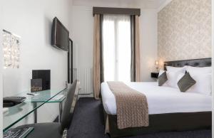 Postel nebo postele na pokoji v ubytování Hotel Claridge Paris