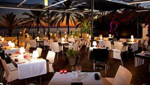 restauracja z białymi stołami, krzesłami i palmami w obiekcie MARBELLA ALICATE BEACHFRONT - Luxury Apartment-2 w Marbelli +37 zdjęć