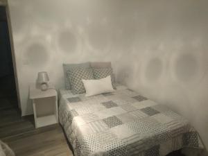 małą sypialnię z łóżkiem i szafką nocną w obiekcie Maribella chambres à louer w mieście Badolatosa