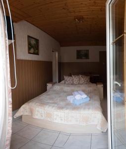 1 dormitorio con 1 cama en una habitación en Greta ház en Balatonlelle