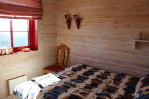 Rúm í herbergi á Solberg 10 persons cabin