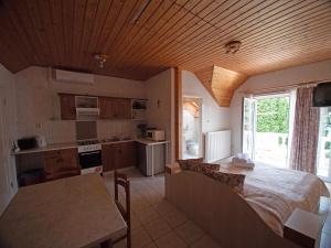 cocina con cama y mesa en una habitación en Greta ház en Balatonlelle