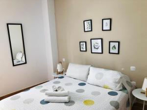 コラレホにあるCorralejo Centroのベッドルーム1室(水玉の点が付いたベッド1台付)