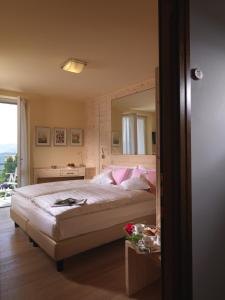 Rúm í herbergi á Hotel Miralago
