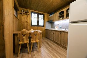 Virtuvė arba virtuvėlė apgyvendinimo įstaigoje Chata Sosna