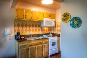 Kuchyň nebo kuchyňský kout v ubytování Hotel Pepper Tree Boutique Kitchen Studios - Anaheim