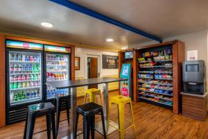 um bar num restaurante com bancos e um frigorífico em Hotel Pepper Tree Boutique Kitchen Studios - Anaheim em Anaheim