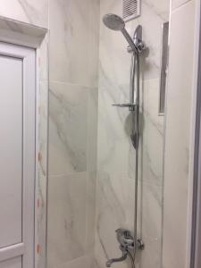 um chuveiro numa casa de banho com uma porta de vidro em Batumi Guesthouse 28a em Batumi