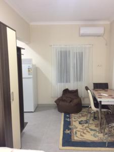 uma sala de estar com uma mesa e um sofá em Batumi Guesthouse 28a em Batumi