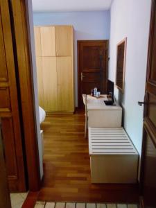 bagno con lavandino e scrivania in camera di Al Borgo a Lucca
