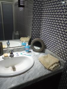 ein Bad mit einem Waschbecken und einem WC in der Unterkunft dar said in Rabat