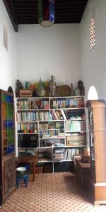 een kamer met een boekenplank gevuld met boeken bij dar said in Rabat