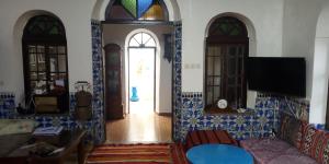 sala de estar con 2 puertas arqueadas y TV en dar said, en Rabat