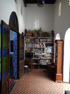 Biblioteca en la habitación en casa particular