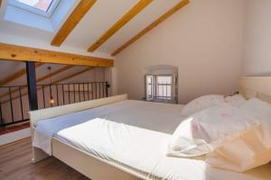 Postel nebo postele na pokoji v ubytování Apartmani Kraj mora