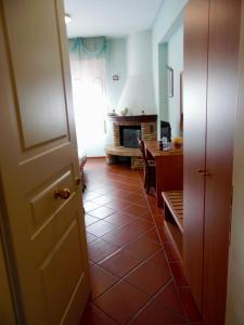 ルッカにあるAl Borgoのキッチン(テーブル付)とドアが備わる客室です。
