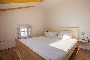 Postel nebo postele na pokoji v ubytování Apartmani Kraj mora