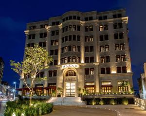 un grand bâtiment avec un panneau la nuit dans l'établissement Hotel Fasano Salvador, à Salvador